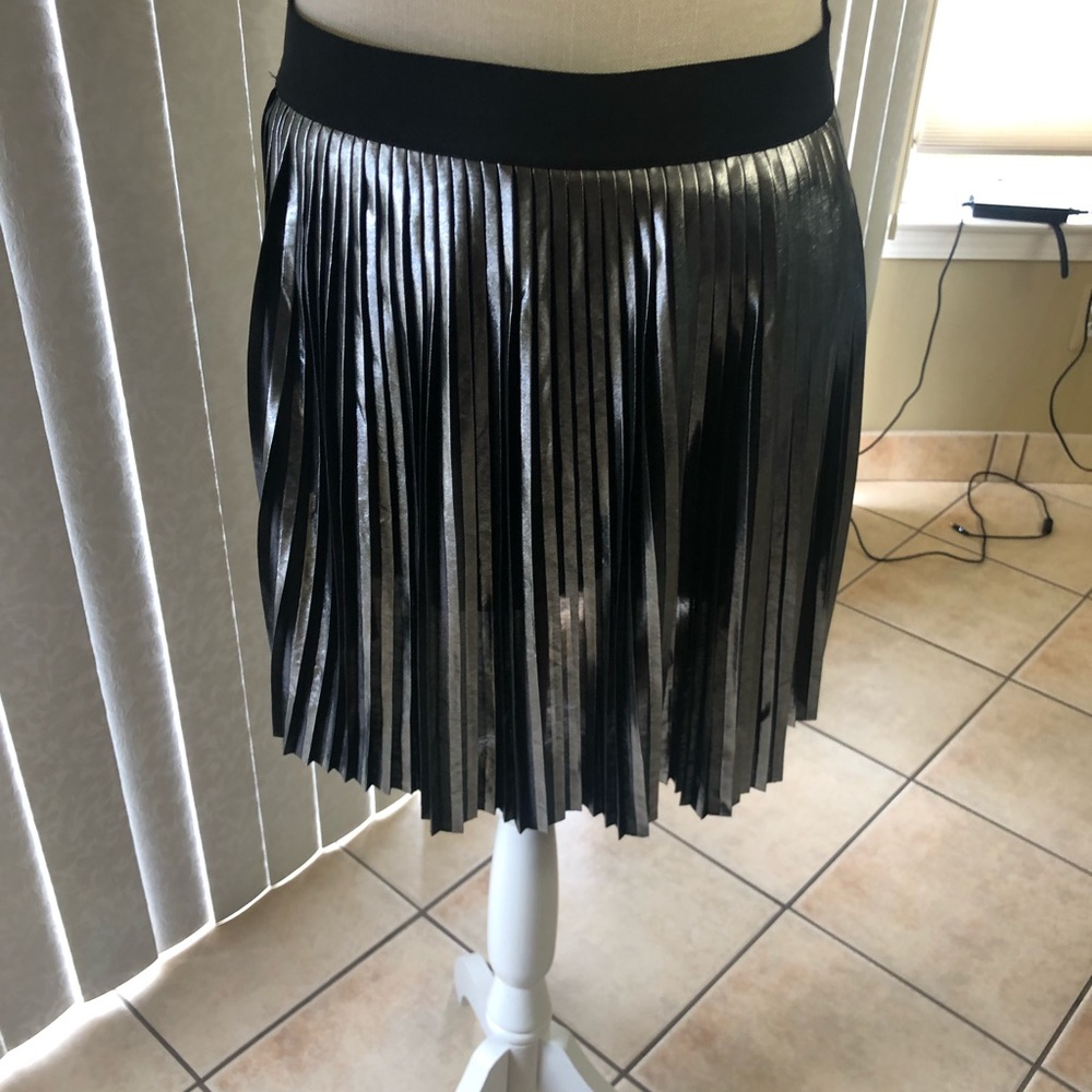 🌸Brand New. Excellent condition. Pleased elastic skirt